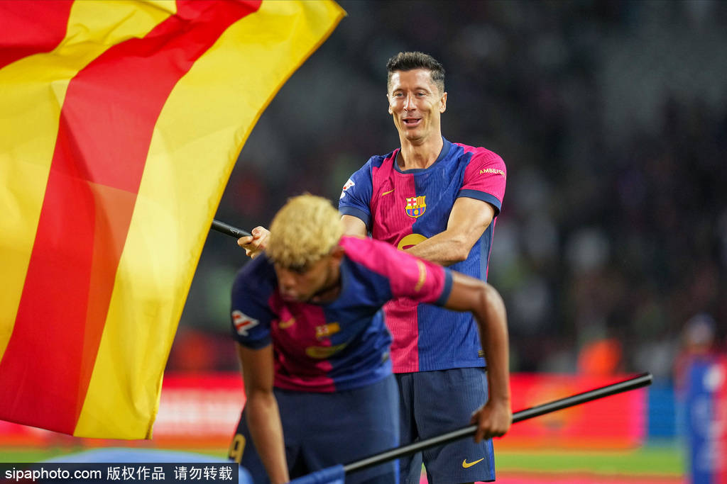 皇马懵了！巴萨疯狂102球登顶西甲历史射手榜，弗里克三叉戟太猛！